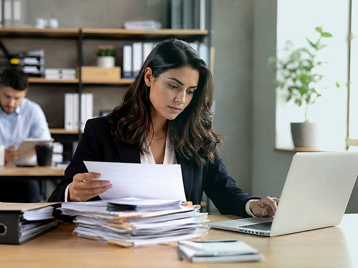 Échange calme autour de documents administratifs